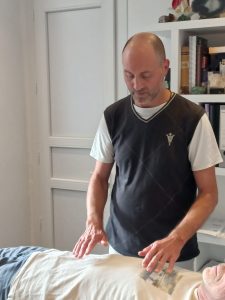 C'est par l'imposition des mains que se transmet le "fluide guérisseur"