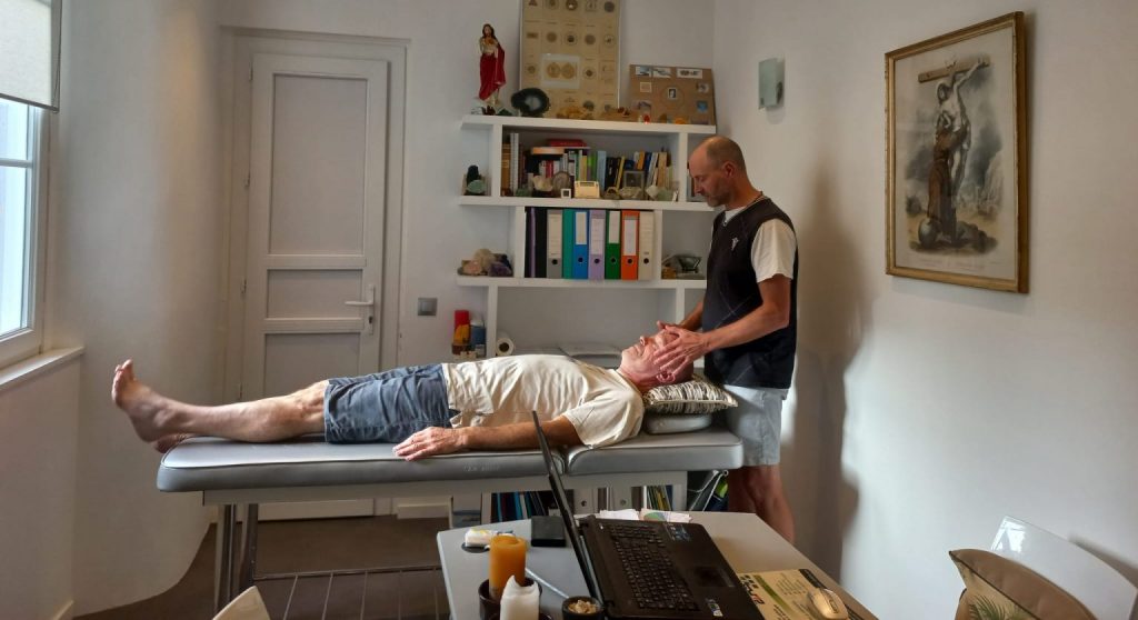 C'est par l'imposition des mains que se transmet le "fluide guérisseur"