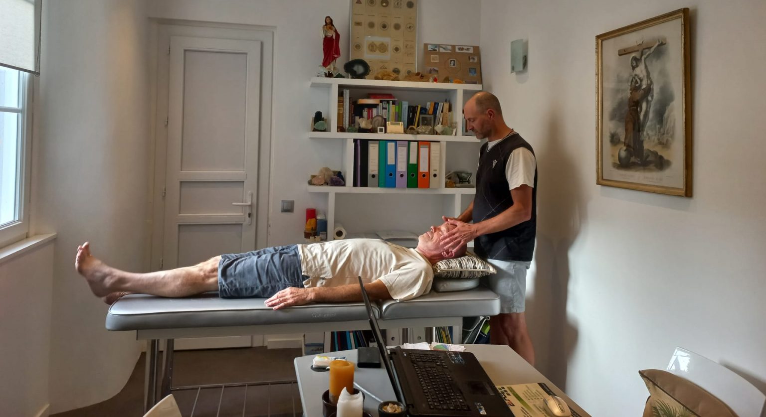 Le soin en magnétisme C'est par l'imposition des mains que se transmet le "fluide guérisseur"